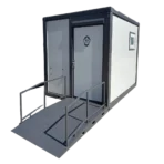 10-Fuß-Container. Tragbare Toiletten, die für Menschen mit Behinderungen zugänglich sind