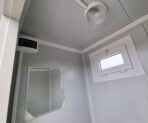 Sanitärcontainer SCEW RAL 9002 Grauweiß | H 2335 x B 1650 x T 1200 mm | Tür einflügelig | mit Warmwasser – Bild 3