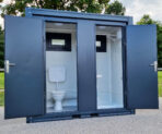 Sanitärcontainer SCEW RAL 9002 Grauweiß | H 2335 x B 1650 x T 1200 mm | Tür einflügelig | mit Warmwasser – Bild 10