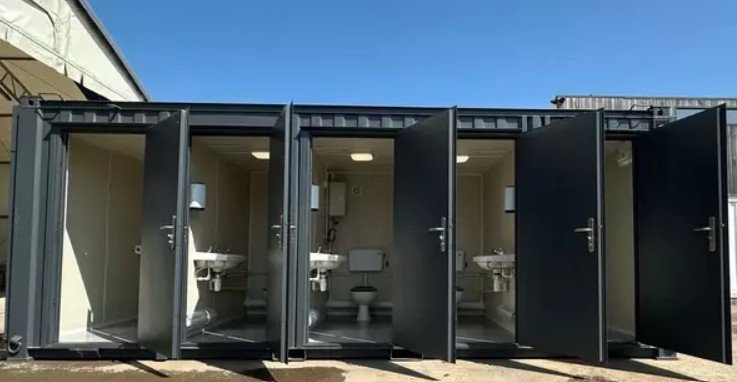 c0c721_bf0e06b77d8f4d18bef7f38281131e09mv2.jpg Mobiler Sanitärblock 6x2,4 m 5 unabhängige Kabinen – Bild 1